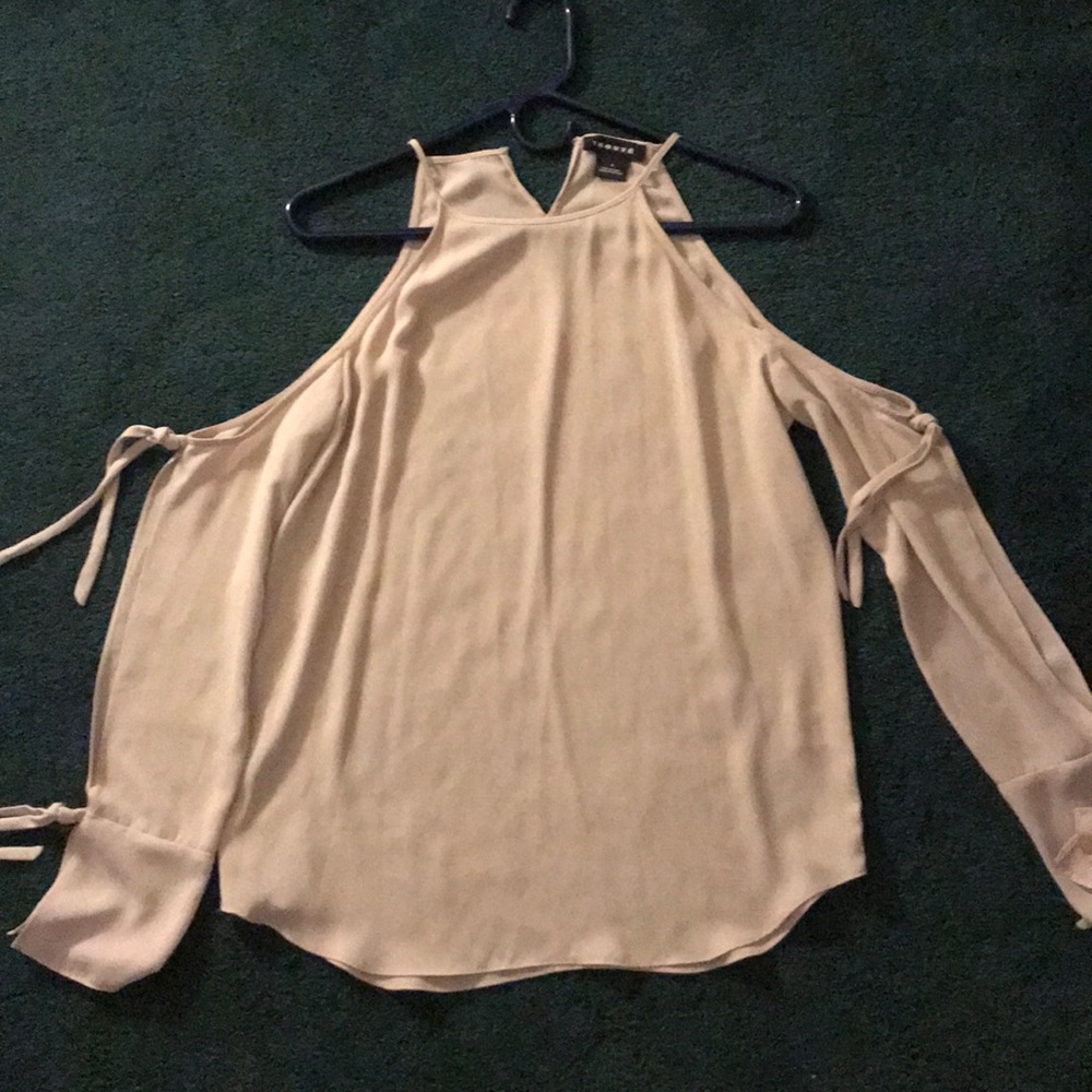 Polyester shoulder less long sleeve blouse.